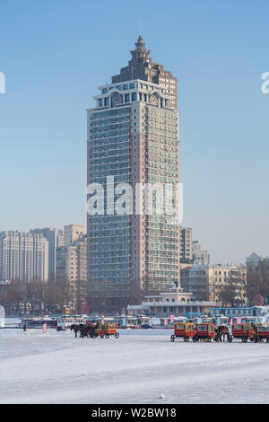 Un chariot élévateur sur les glaces de la rivière Songhua à Harbin, capitale de la province du nord-est de la Chine Banque D'Images