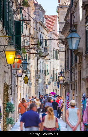 Rue pittoresque dans la vieille ville (Stari Grad), Dubrovnik, Dalmatie, Croatie Banque D'Images
