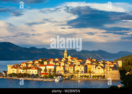 Des vues sur la ville de Korcula pittoresque allumé au coucher du soleil, Korcula, Dubrovnik, Croatie Banque D'Images