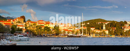 Le pittoresque port de la ville de Cavtat allumé au coucher du soleil, Dubrovnik, Dalmatie, Croatie Banque D'Images