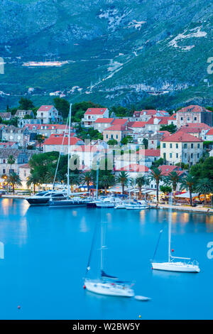 Des vue sur port pittoresque ville de Cavtat allumé au crépuscule, Dubrovnik, Dalmatie, Croatie Banque D'Images