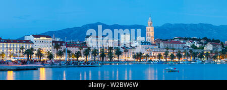 Clocher de la cathédrale Saint-domnius et Stari Grad allumé au crépuscule, Split, Croatie, Dalmatie Centrale Banque D'Images