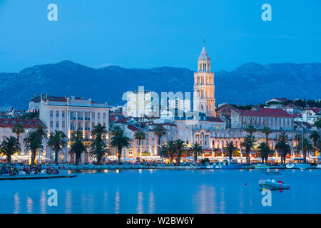 Clocher de la cathédrale Saint-domnius et Stari Grad allumé au crépuscule, Split, Croatie, Dalmatie Centrale Banque D'Images