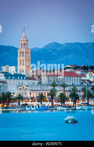 Clocher de la cathédrale Saint-domnius et Stari Grad allumé au crépuscule, Split, Croatie, Dalmatie Centrale Banque D'Images