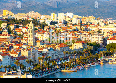 Elevevated vue sur le port pittoresque ville de Split, Split, Dalmatie, Croatie Banque D'Images