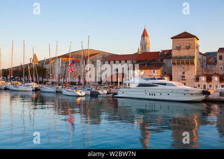 Vieille ville (Stari Grad) murs de défense & harbour allumé au lever du soleil, Trogir, en Dalmatie, Croatie, Europe Banque D'Images