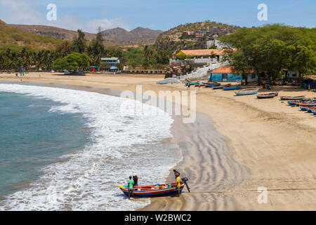 Fishing boat on beach, Tarrafal, l'île de Santiago, Cap-Vert Banque D'Images