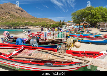 Bateaux de pêche sur la plage, Tarrafal, l'île de Santiago, Cap-Vert Banque D'Images