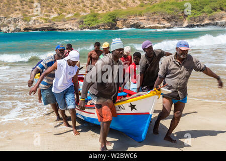 Bateaux de pêche sur la plage, Tarrafal, l'île de Santiago, Cap-Vert Banque D'Images