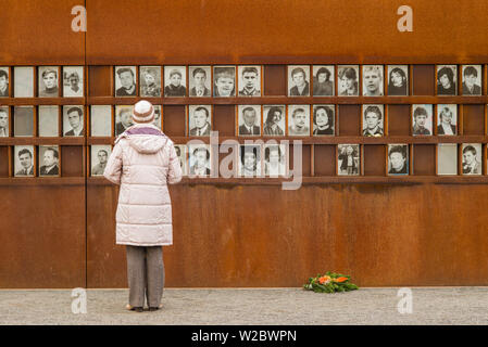 Allemagne, Berlin, Prenzlauer Berg, Mémorial du Mur de Berlin, des photos de gens tués par des gardes-frontière s'échapper est de Berlin Banque D'Images