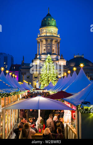 Allemagne, Berlin, Mitte, Gendarmenmarkt, marché de Noël, elevated view avec Deutscher Dom Banque D'Images