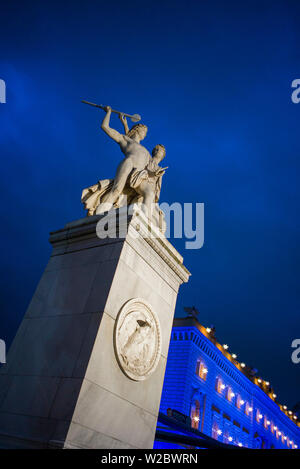 Allemagne, Berlin, Museum Insel, statue sur l'Schlossbrucke bridge et de l'administration centrale de l'édition Bertelsmann Unter den Linden 1 Banque D'Images