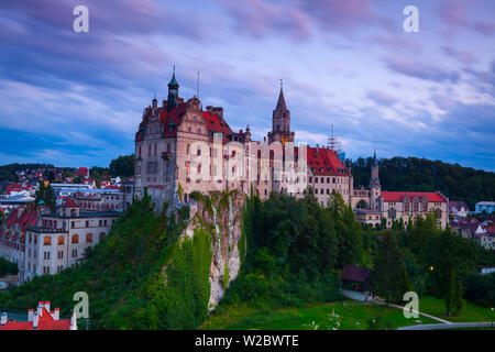 View vers Château de Sigmaringen allumé au crépuscule, souabe, Baden Wurtemberg, Allemagne, Europe Banque D'Images