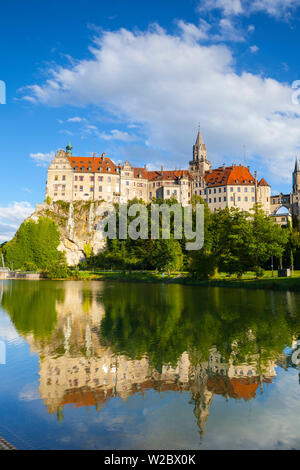 Château de Sigmaringen reflétée dans le Danube, en Souabe, Baden Wurtemberg, Allemagne, Europe Banque D'Images