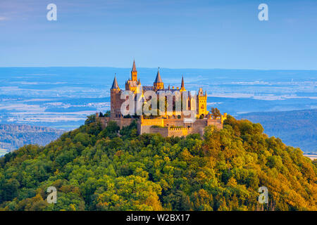 View vers le Château de Hohenzollern et campagne environnante au lever du soleil, souabe, Bade-Wurtemberg, Allemagne Banque D'Images