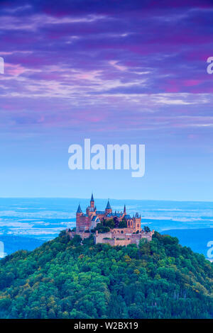 View vers le Château de Hohenzollern et campagne environnante au lever du soleil, souabe, Bade-Wurtemberg, Allemagne Banque D'Images