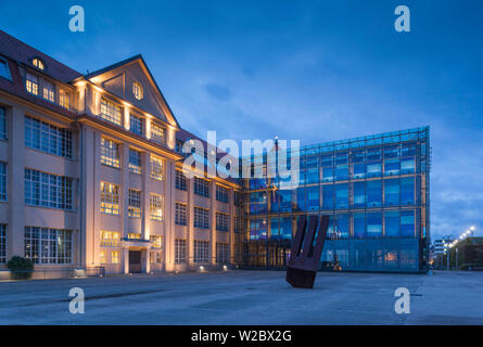 Allemagne, Baden-wurttemberg, Karlsruhe, ZKM, Zentrum fur Kunst und Medientechnologie, musée d'art moderne à l'ancien WW1 usine de munitions de l'époque, extérieur, crépuscule Banque D'Images