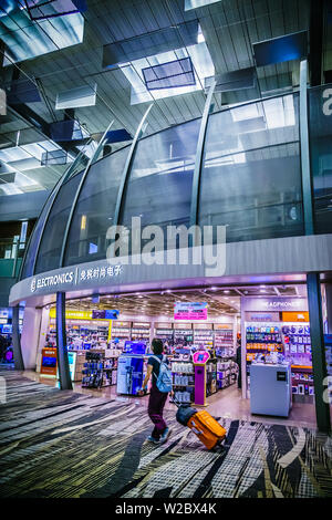 Singapour - 8 mai 2019 : Les voyageurs déménagement et le shopping à l'aéroport de Changi, Terminal 3, Singapour. Banque D'Images