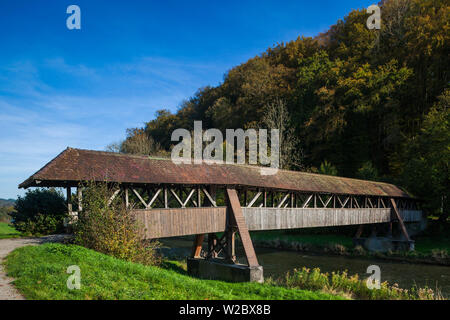 Allemagne, Baden-wurttemberg, Forêt Noire, Vellberg, Tiengen, rivière Wutach, vieux pont couvert en bois Banque D'Images