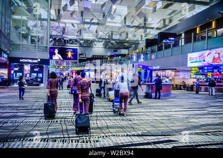 Singapour - 8 mai 2019 : Les voyageurs déménagement et le shopping à l'aéroport de Changi, Terminal 3, Singapour. Banque D'Images