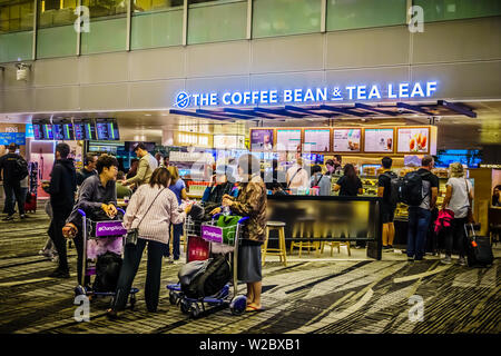 Singapour - 8 mai 2019 : Les voyageurs déménagement et le shopping à l'aéroport de Changi, Terminal 3, Singapour. Banque D'Images