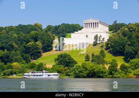 Vue vers le Valhalla Hall of Fame le Danube près de Donaustauf, le Walhalla, Haut-Palatinat, en Bavière, Allemagne Banque D'Images