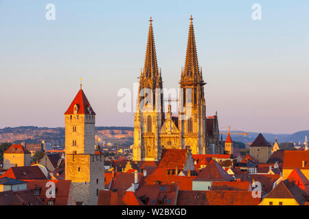 Vue élevée vers la cathédrale Saint-Pierre allumé au coucher du soleil, Regensburg, Allemagne Banque D'Images