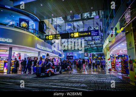 Singapour - 8 mai 2019 : Les voyageurs déménagement et le shopping à l'aéroport de Changi, Terminal 3, Singapour. Banque D'Images