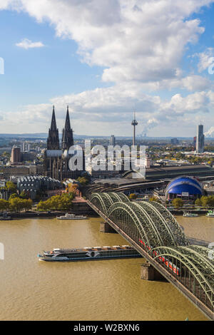 Vue sur l'horizon de la ville de Cologne avec pont Hohenzollern traversant le Rhin et la cathédrale Dom ou historique, KÃ¶ln, Cologne, Rhénanie Westphalie, Allemagne Banque D'Images