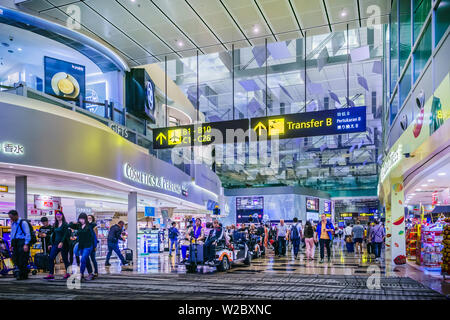 Singapour - 8 mai 2019 : Les voyageurs déménagement et le shopping à l'aéroport de Changi, Terminal 3, Singapour. Banque D'Images