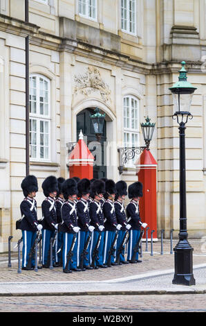 Le Danemark, la Nouvelle-Zélande, Copenhague, le Palais d'Amalienborg, relève de la garde Banque D'Images