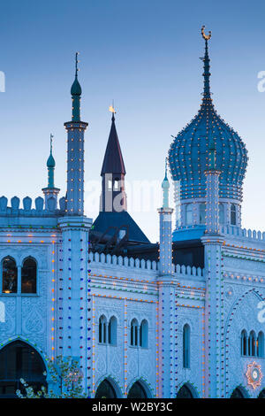 Le Danemark, la Nouvelle-Zélande, les jardins de Tivoli, Copenhague Amuseument Park, à l'extérieur de l'hôtel Nimb, dusk Banque D'Images