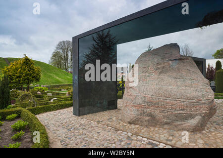 Le Danemark, le Jutland, Jelling, berceau du christianisme au Danemark, cour, Église Kirke Jelling rune pierres érigée par Gorm l'ancien et le Roi Harald Bluetooth Banque D'Images