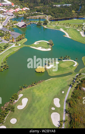 République dominicaine, Punta Cana, vue de Â Fiesta Beach Hôtel de luxe et les lacs Golf Course par P.D. Dye Banque D'Images