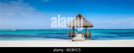 République dominicaine, Punta Cana, Playa Blanca, jetée en bois avec cabane de chaume Banque D'Images