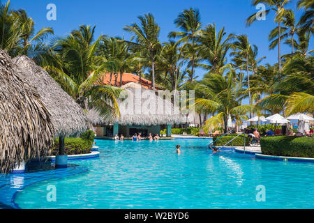 République dominicaine, Punta Cana, Playa Cabeza de Toro, piscine au Dreams Palm Beach Resort Banque D'Images