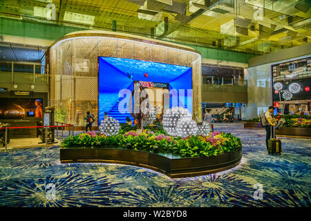 Singapour - 8 mai 2019 : Les voyageurs déménagement et le shopping à l'aéroport de Changi, Terminal 3, Singapour. Banque D'Images