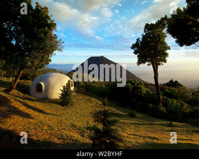 El Salvador, le Cerro Verde National Park, parc national du volcan, volcan Izalco, une fois appelé le "Phare du Pacifique", Campo Bello, cabinas style igloo pour dormir la nuit Banque D'Images