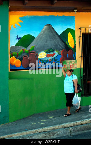 Izalco, El Salvador, Indigneous la population, peinture murale du volcan Izalco, Département de Sonsonate Banque D'Images