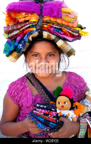 Juayua, El Salvador, jeune vendeur de rue qui vend des souvenirs, Route de fleurs, Ruta de las Flores, ville touristique populaire, Département de Sonsonate Banque D'Images