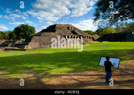 Tazumal ruines mayas, situé à Chalchuapa, El Salvador, pyramide, principal site archéologique précolombien, plus importants et les mieux conservées ruines Maya en El Salvador, Tazumal se traduit par 'l'endroit où les victimes ont été brûlées", département de Santa Ana Banque D'Images