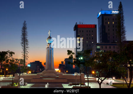 San Salvador, El Salvador, l'aube, Sauveur du monde Plaza, Monument de la divin Sauveur du monde, le Monumento al Divino Salvador del Mundo, statue de Jésus Christ debout sur une sphère mondiale de la planète Terre, identifie et représente d'El Salvador et de Salvadoriens à travers le monde Banque D'Images