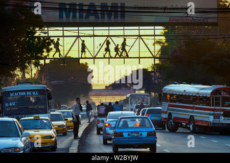 San Salvador, El Salvador, Franklin Delano Roosevelt Avenue, l'aube, l'heure de pointe, Passerelle Banque D'Images