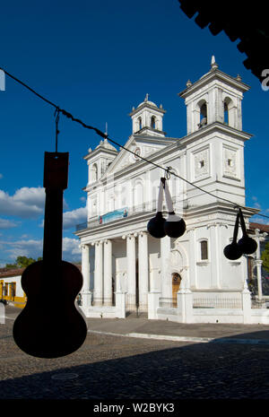 Suchitoto, El Salvador, la cathédrale de Santa Lucia, meilleur exemple de Post-Colonial Architecture en El Salvador, place principale, rues pavées, département de Cuscatlán Banque D'Images