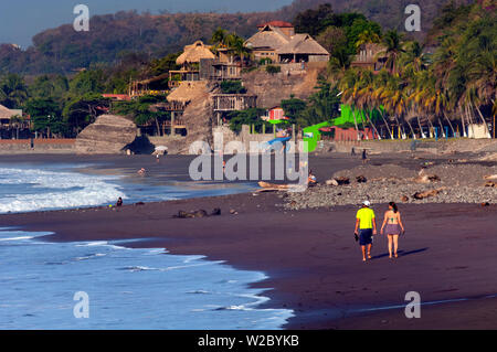 Playa El Tunco, El Salvador, l'océan Pacifique, plage très prisée des surfeurs, des grandes vagues, Beach Resorts Banque D'Images