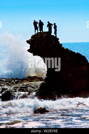 Playa El Tunco, El Salvador, l'océan Pacifique, plage très prisée des surfeurs, des grandes vagues, du nom de la formation rocheuse, enfants de la région de pêche haut de la Rock Formation Banque D'Images