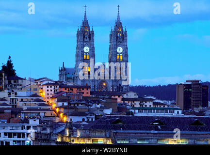 La Basilica del Voto Nacional (Basilique du Vœu National), Vieille Ville, Centro Historico, plus grande basilique néo-gothique dans la région des Amériques, Quito, Équateur Banque D'Images