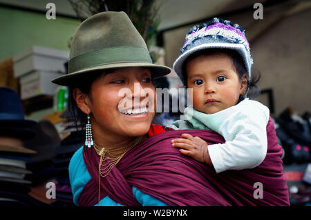 Saquisili Marché, Quechuan Mère avec bébé Shopping dans le marché, Saquisili, Province de Cotopaxi, Equateur, le Quechua est une langue parlée par les autochtones d'Amérique andine, c'était la langue officielle de l'Empire Inca, des Andes Banque D'Images