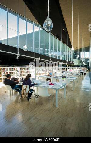 L'Espagne, Iles Canaries, Tenerife, Santa Cruz de Tenerife, Tenerife, thé Espacio de las Artes, l'intérieur de la bibliothèque Banque D'Images