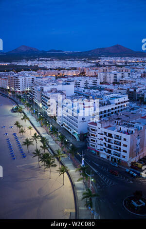 Espagne, Canaries, Lanzarote Arecife, vue sur la ville, élevée au-dessus de Playa del Reducto beach, Dawn Banque D'Images